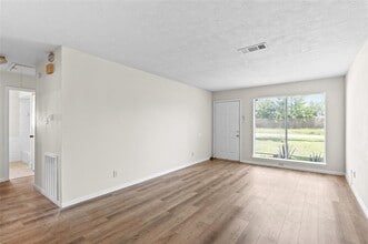930 Cable St in Conroe, TX - Building Photo - Building Photo