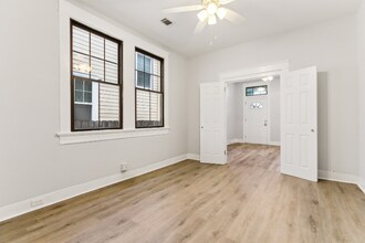 2714 Cambronne St in New Orleans, LA - Foto de edificio - Building Photo