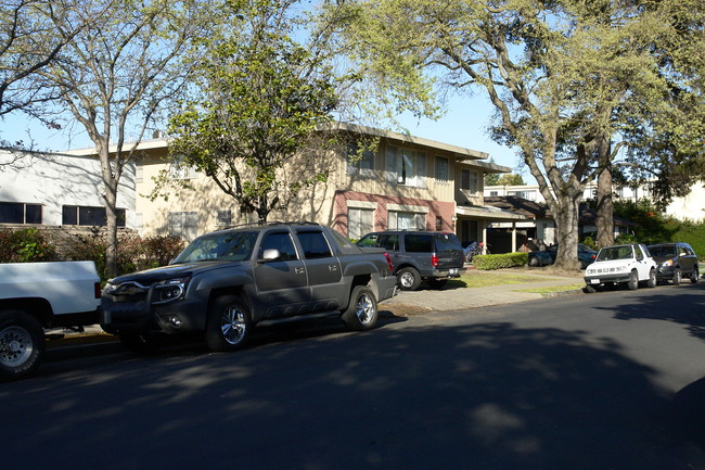 Redwood Manor Apartments in Redwood City, CA - Building Photo - Building Photo