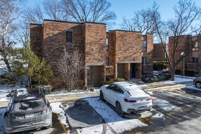 Waxwing Court in Schaumburg, IL - Building Photo - Building Photo