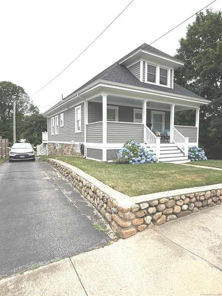 2 Maple St in Stonington, CT - Building Photo - Building Photo