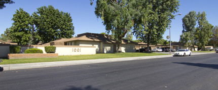 Belle Terrace in Bakersfield, CA - Building Photo - Building Photo