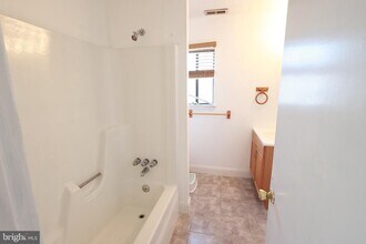 8 Fanelli Ln in Gloucester Township, NJ - Building Photo - Building Photo