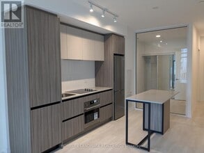 8 Beverley Glen Blvd in Vaughan, ON - Building Photo - Building Photo