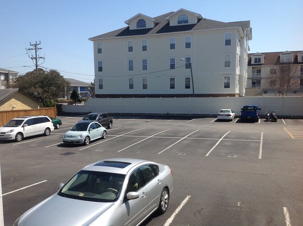 2325 Sea Shell Rd in Virginia Beach, VA - Building Photo