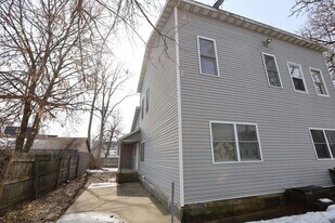 826 4th St NW in Grand Rapids, MI - Building Photo