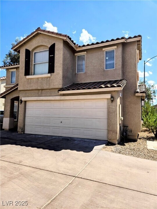 7858 Warwickshire Way in Las Vegas, NV - Building Photo