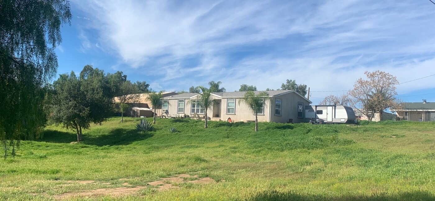 27203 Peach St in Perris, CA - Building Photo