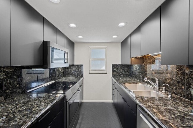 689 NE 6th Ct, Unit 4010