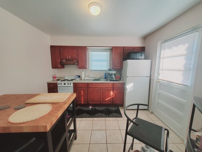 71 Josephine Evaristo Ave, Unit 2 in Greenwich, CT - Building Photo - Building Photo