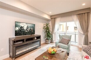 2939 Leeward Ave in Los Angeles, CA - Building Photo