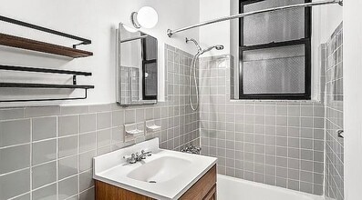 305 Washington Ave in Brooklyn, NY - Building Photo - Building Photo