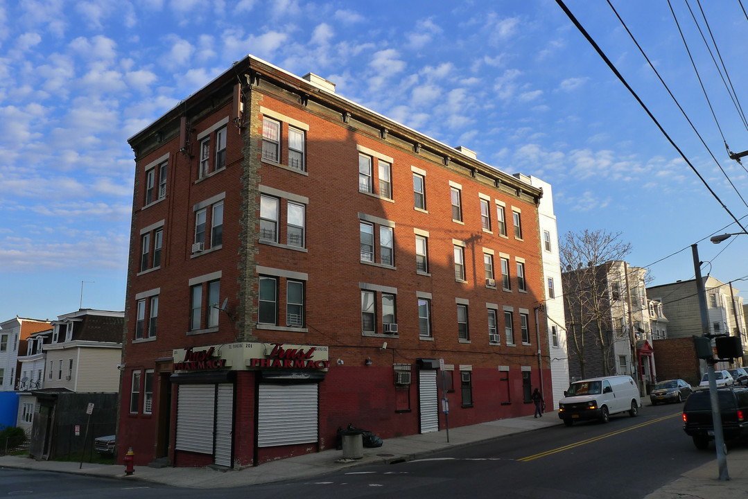 201 Elm St in Yonkers, NY - Building Photo