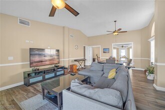 935 Derringer Ln in Henderson, NV - Building Photo - Building Photo