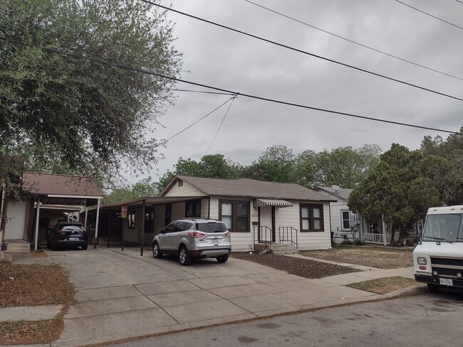 211 W Huff Ave, Unit Unit#A in San Antonio, TX - Building Photo - Building Photo