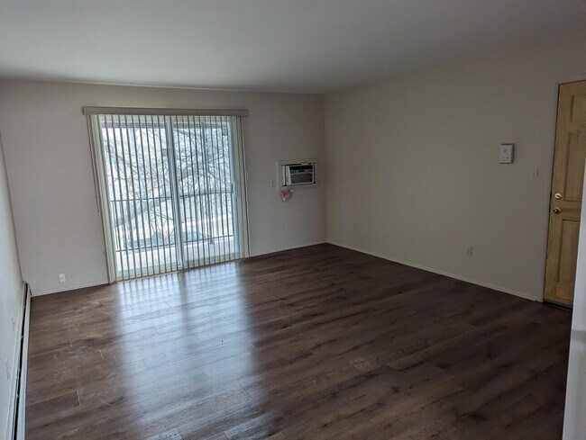 25337 S Montmartre Ct in Oak Park, MI - Building Photo - Building Photo