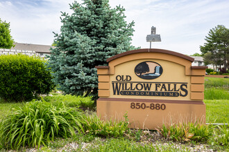 Old Willow Falls Condominiums in Prospect Heights, IL - Building Photo - Building Photo