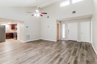 7327 Shady Vale Ln in Houston, TX - Foto de edificio - Building Photo