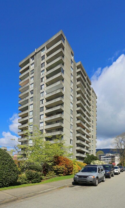 Bellevue Tower in West Vancouver, BC - Building Photo