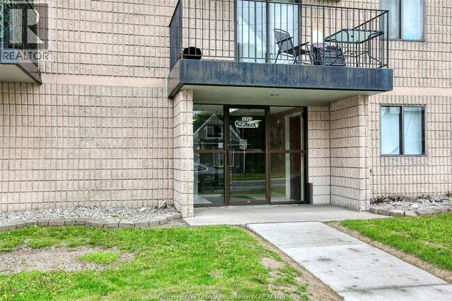 3355 Sandwich St. in Windsor, ON - Foto de edificio - Building Photo