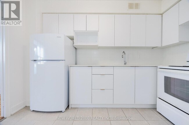 33 Erskine Ave in Toronto, ON - Building Photo - Building Photo