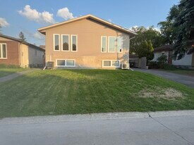 8 Maralbo Av E in Winnipeg, MB - Building Photo