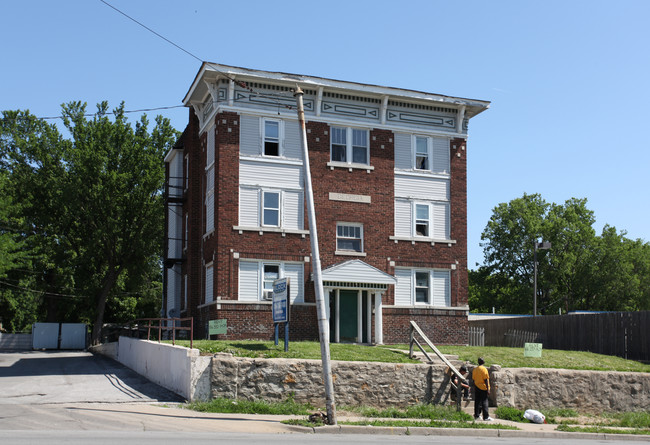 5208 Independence Ave in Kansas City, MO - Foto de edificio - Building Photo