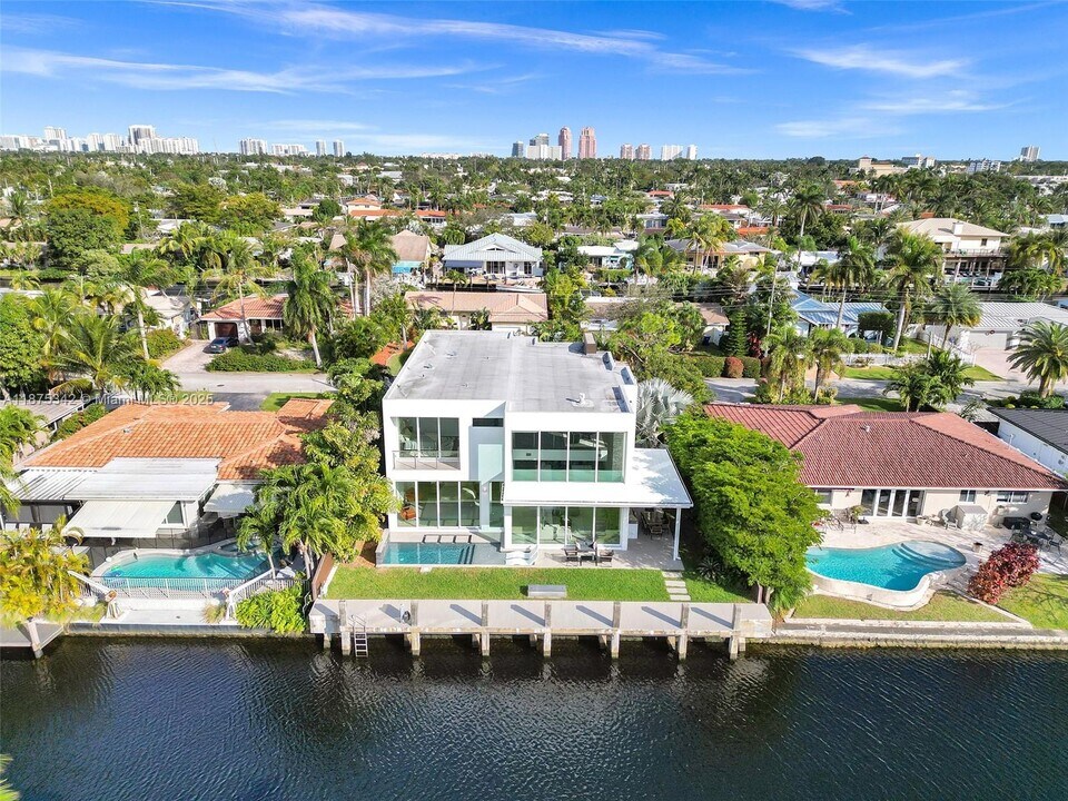 2217 NE 17th Terrace in Wilton Manors, FL - Building Photo