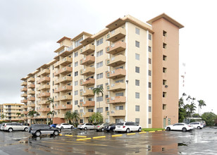 Fontana Tower in Hialeah, FL - Building Photo - Building Photo