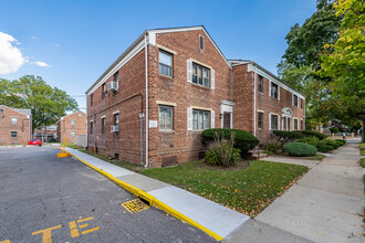 Merrick Park Garden in Jamaica, NY - Foto de edificio - Building Photo