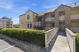 675 Newbury Ln, Unit 241 in Hayward, CA - Building Photo