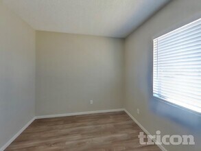 8102 W Heatherbrae Dr in Phoenix, AZ - Foto de edificio - Building Photo