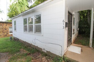 613 Reagan St in Fayetteville, AR - Building Photo - Building Photo