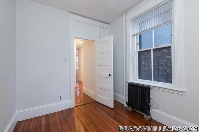 85 Myrtle St, Unit 4 in Boston, MA - Foto de edificio - Building Photo