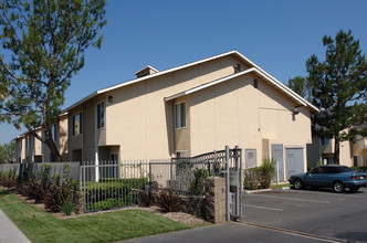 Linden Manor in Riverside, CA - Foto de edificio - Building Photo