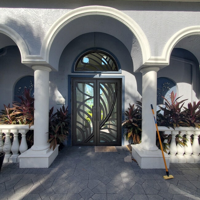 9741 Las Casas Dr in Ft. Myers, FL - Foto de edificio - Building Photo