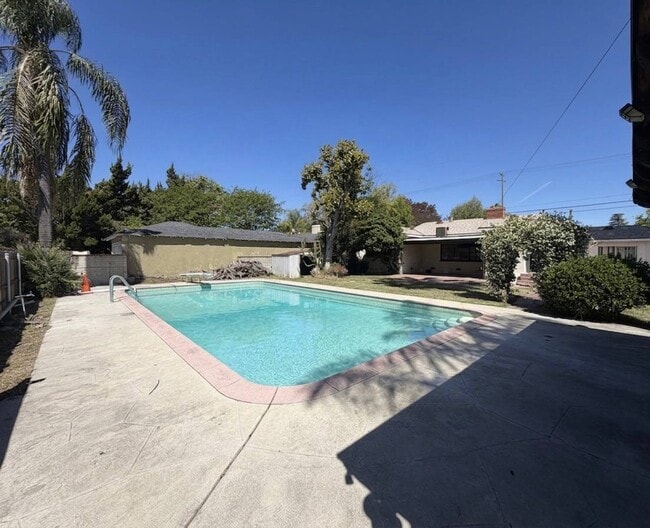 13422 Oxnard St in Van Nuys, CA - Building Photo - Building Photo