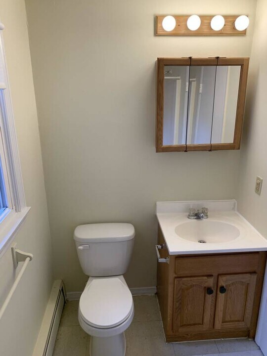73 Manchester St, Unit 2 in Leominster, MA - Foto de edificio