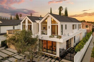 5006 Enfield Ave, Unit 307 in Los Angeles, CA - Building Photo - Building Photo