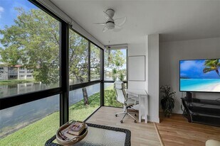 361 S Hollybrook Dr in Pembroke Pines, FL - Building Photo