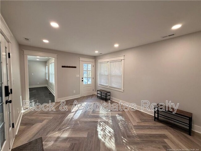 1610 N Stonegate Dr in Sanford, NC - Foto de edificio - Building Photo