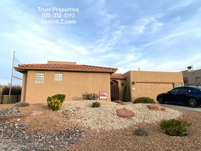 1932 Lone Tree Ln in Las Cruces, NM - Building Photo - Building Photo