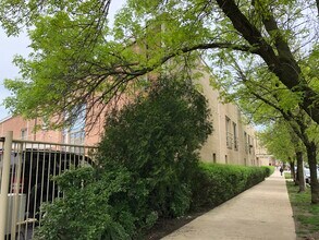 1100 W Cornelia Ave, Unit 120 in Chicago, IL - Building Photo - Building Photo