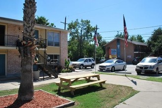 Mirabella Apartments in Houston, TX - Building Photo - Building Photo