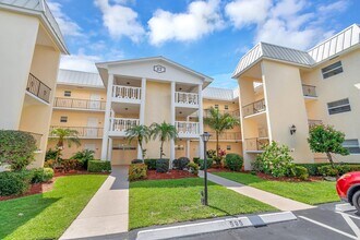 17 Colonial Club Dr in Boynton Beach, FL - Building Photo - Building Photo