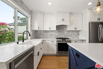 7410 El Manor Ave in Los Angeles, CA - Building Photo - Building Photo