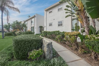 Sea Breeze Beach Apartments in Redondo Beach, CA - Building Photo - Building Photo