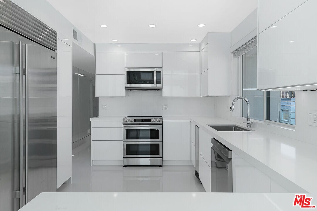 10727 Wilshire Blvd, Unit 2003 in Los Angeles, CA - Building Photo