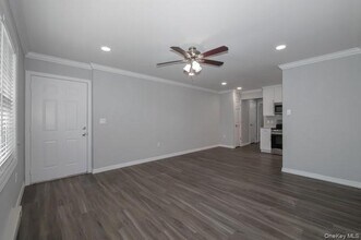 241 W Main St in Bay Shore, NY - Foto de edificio - Building Photo