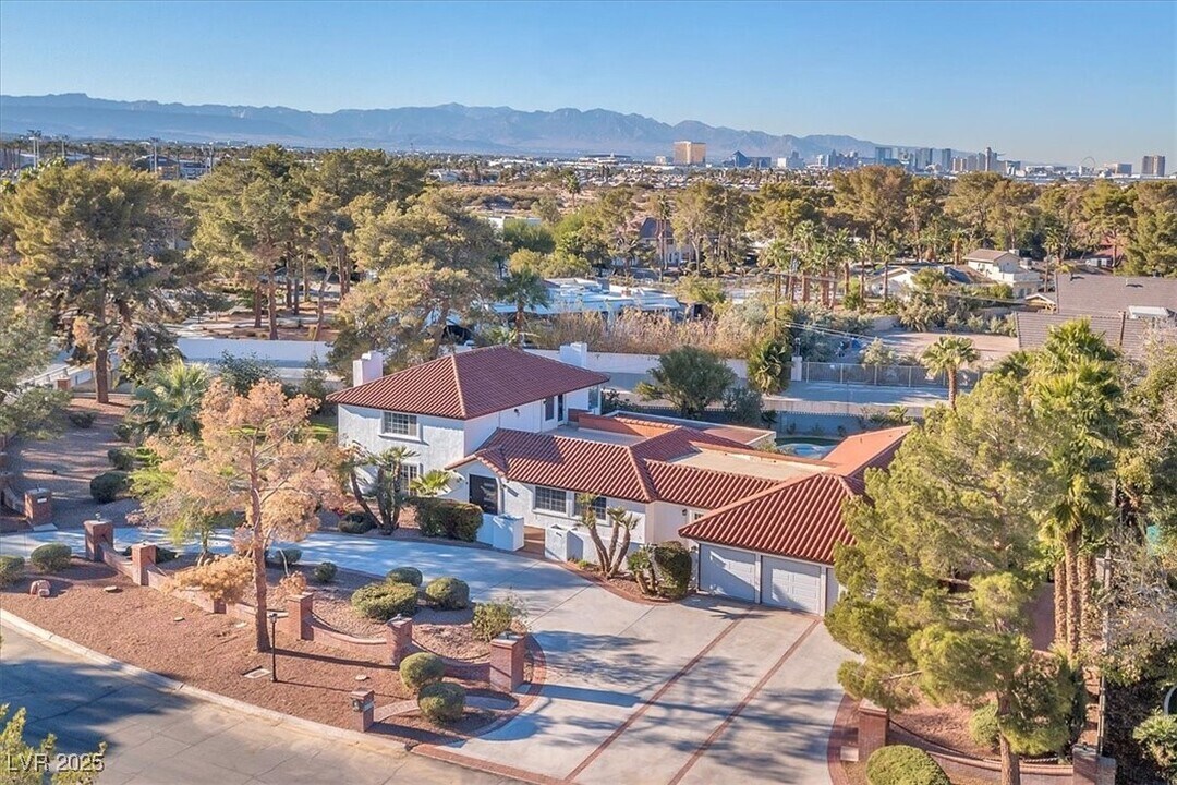 2868 Vista Del Sol Ave in Las Vegas, NV - Building Photo